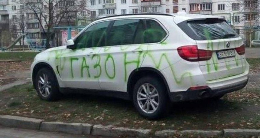 В столице машину «героя парковки» разрисовали под газон