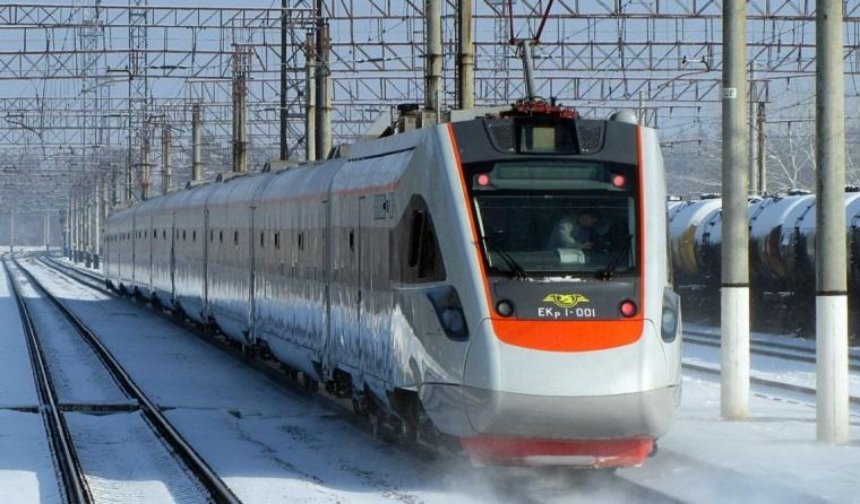 Поезд «Харьков - Киев» сломался в Харьковской области