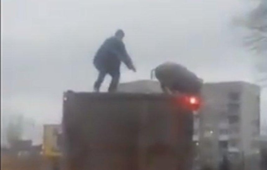 Под Киевом мужчина ловил свинью на крыше грузовика (видео)
