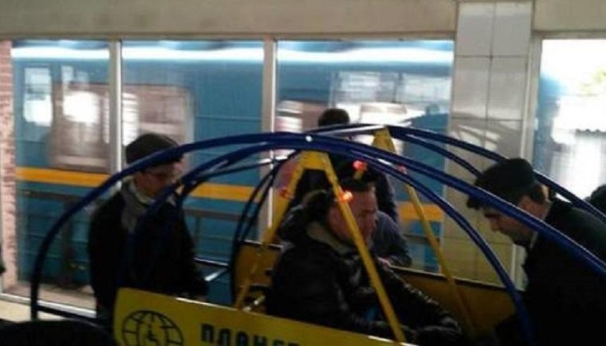 В Киеве презентовали устройство, помогающее людям с инвалидностью пользоваться эскалаторами (фото)