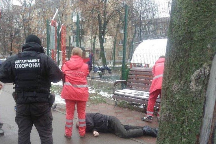 Под Киевом на скамейке умер мужчина 