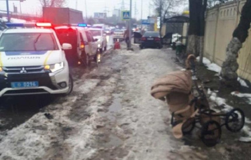 Под кайфом: в Киевской области водитель сбил на тротуаре женщину с коляской (фото)