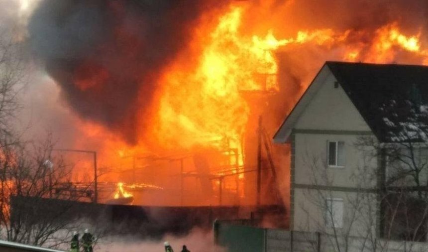 На левом берегу Киева произошел сильный пожар (фото)