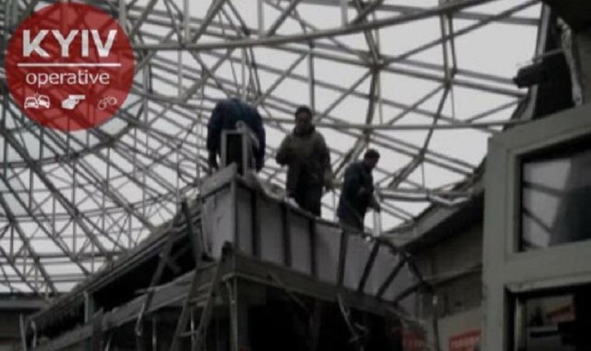 На Севастопольской площади сносят МАФы (видео, фото)