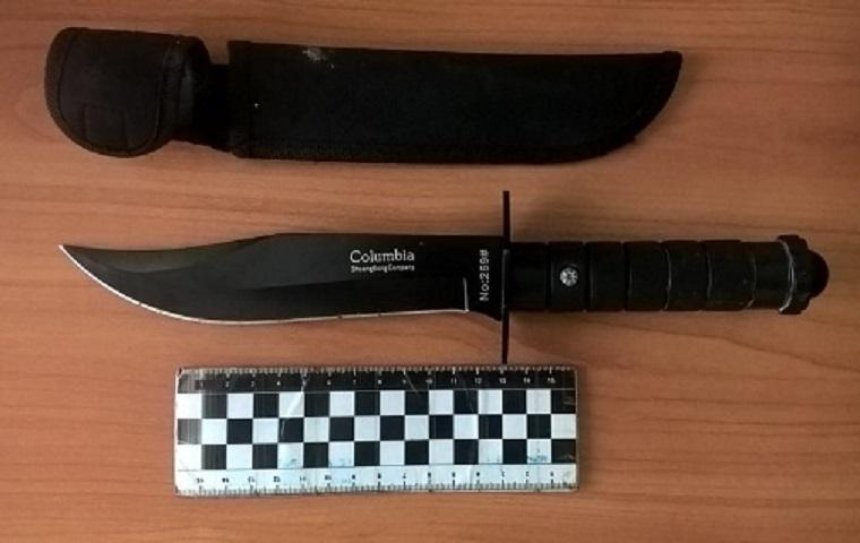 В Соломенском районе столицы мужчина с ножом грабил подростков (фото)