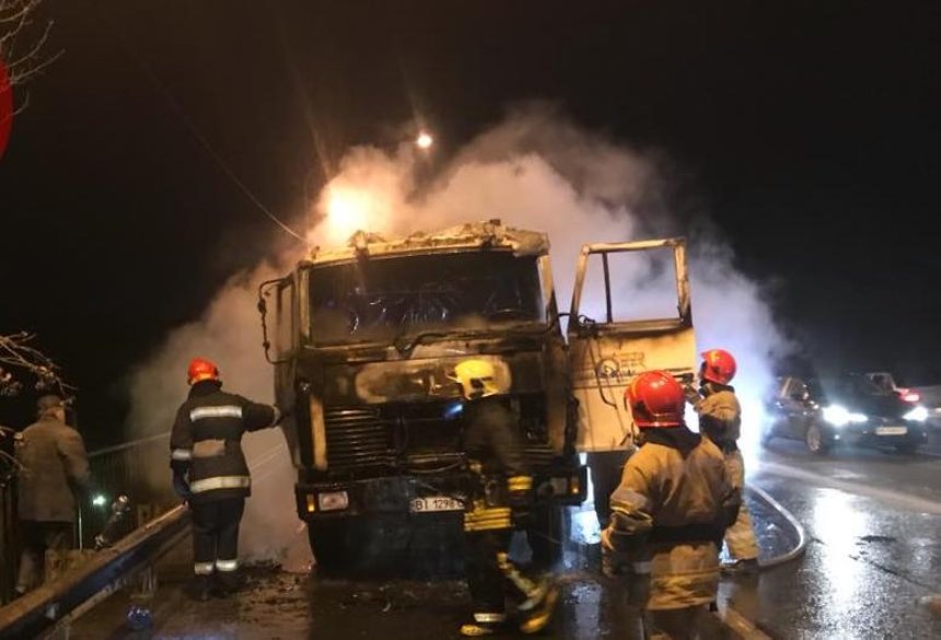 На киевской дороге сгорел грузовик (видео)