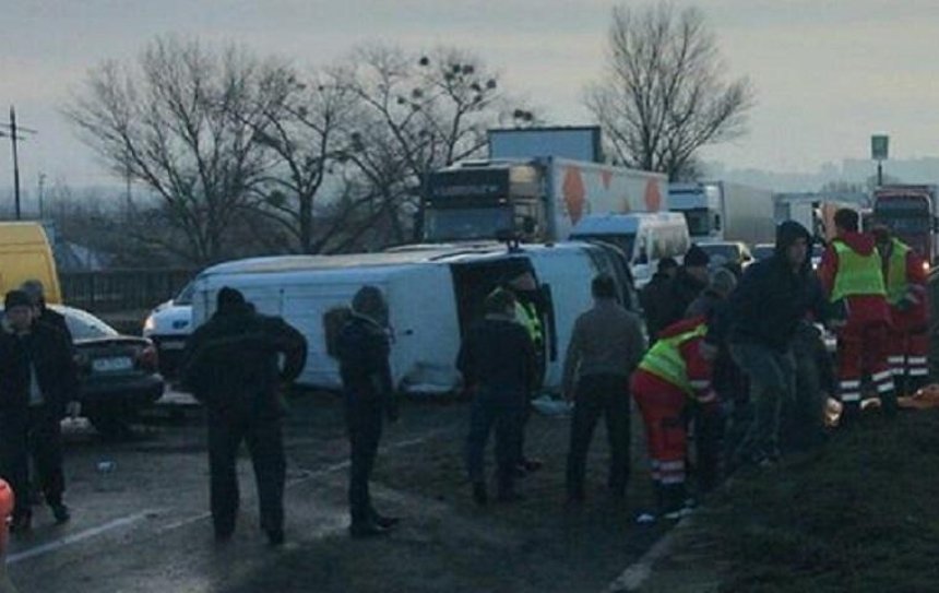 В Киеве микроавтобус влетел в маршрутку (фото)