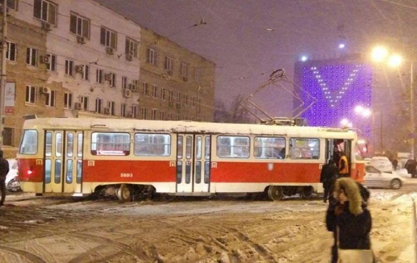 В Киеве трамвай сошел с рельсов (фото)