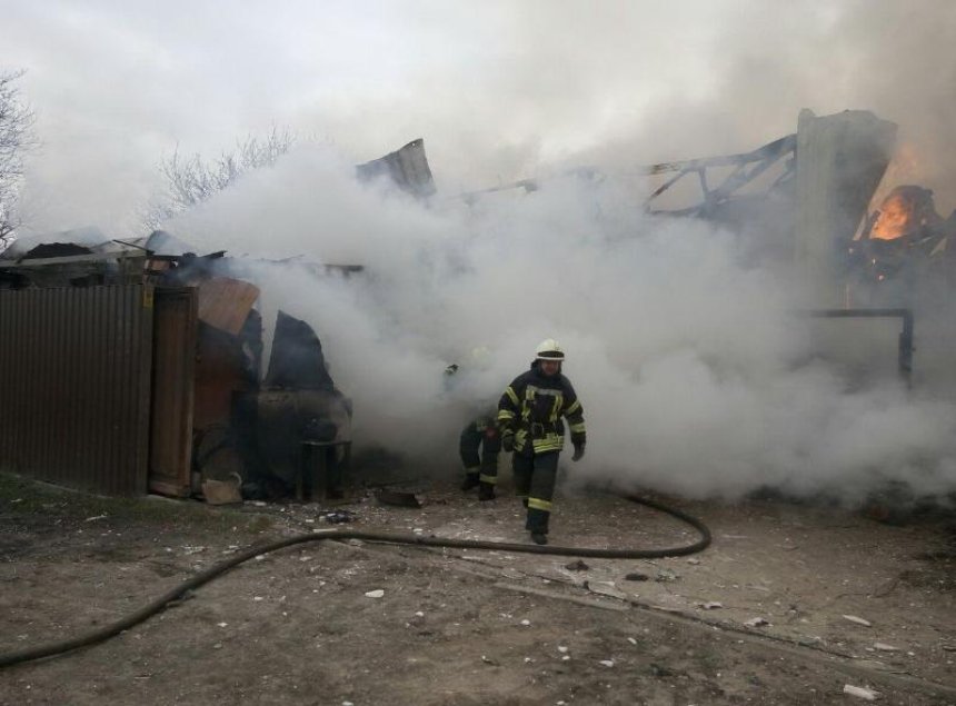 Произошел взрыв: стали известны подробности масштабного пожара на левом берегу Киева (фото)