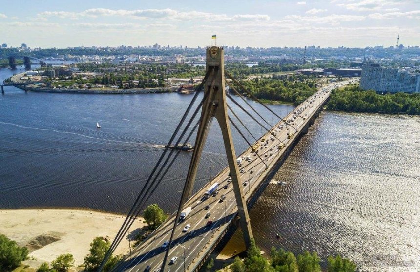 Будут пробки: на Московском мосту частично перекроют движение