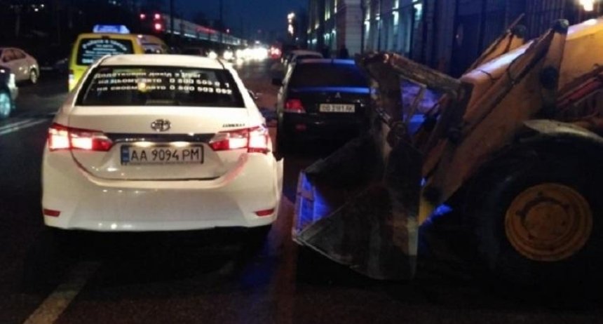 В столице такси Uber столкнулось с трактором (фото)