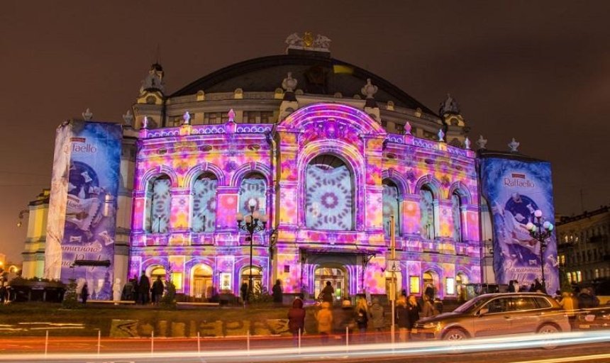 Здание столичной оперы украсили цифровыми цветами и игрушками (фото)