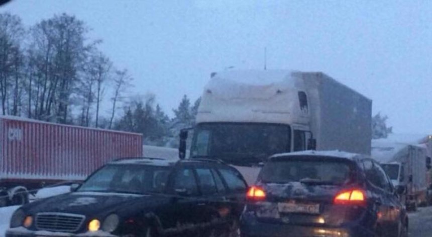 Один из выездов из Киева заблокирован (фото)