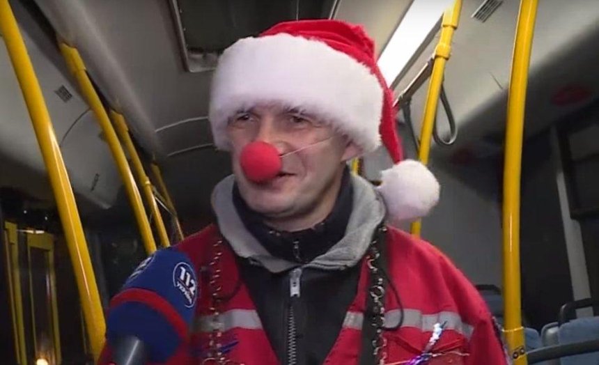 В столичном транспорте работает кондуктор Дед Мороз (видео)