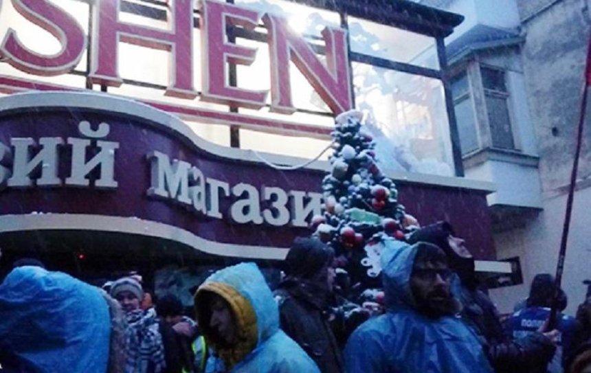 У СИЗО СБУ протестующие побили витрины магазина «Рошен» (фото)