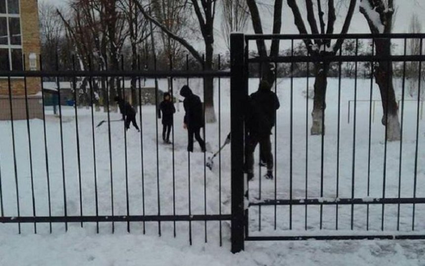 Столичных школьников заставили убирать снег (фото)