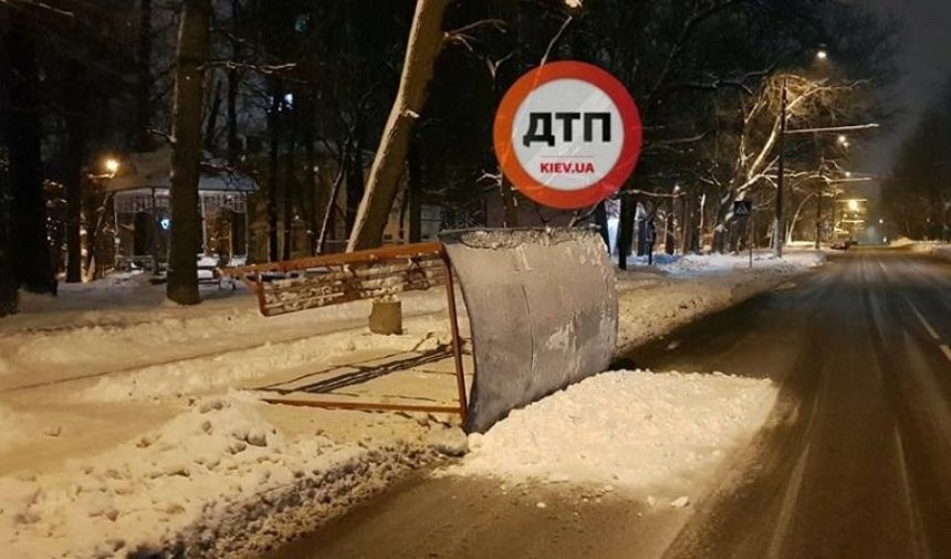 В Соломенском районе упала остановка (фото)