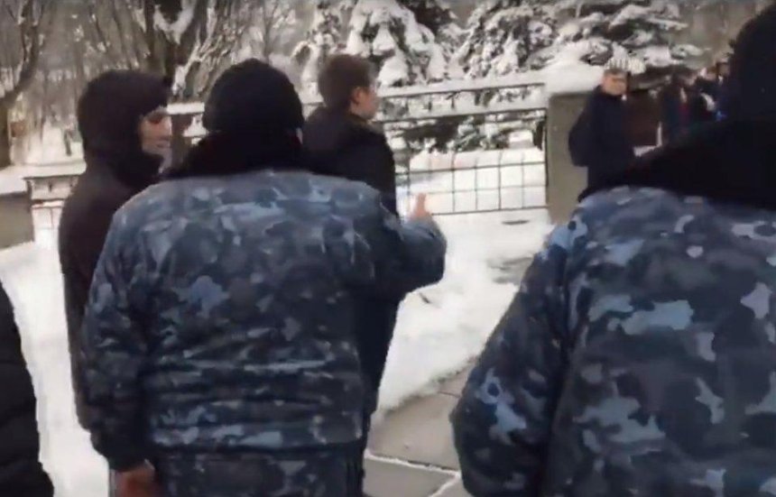 Охрана университета Богомольца силой разогнала пикет за отставку ректора Амосовой