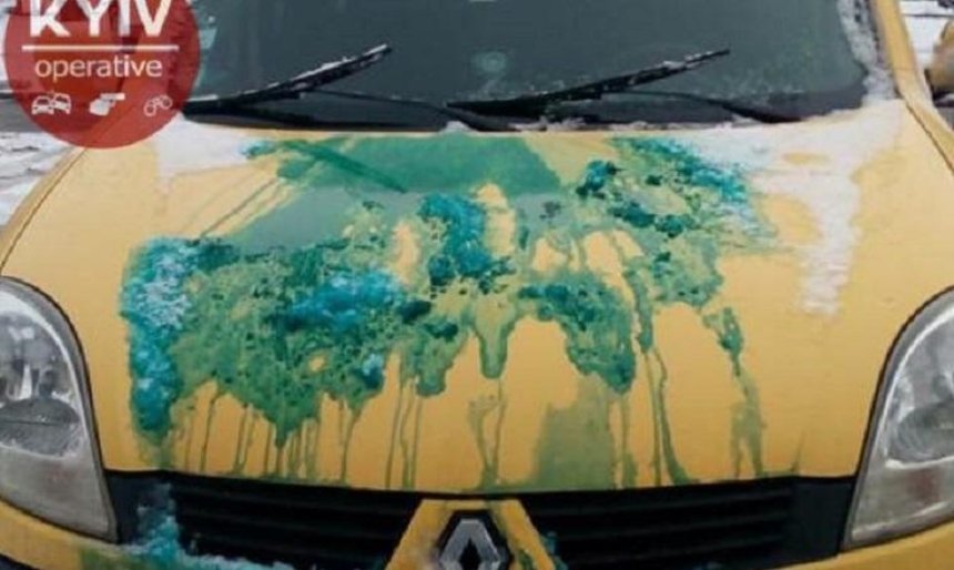 На Березняках авто «покрасили» зеленкой (фото)