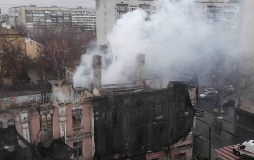 На Подоле горело историческое здание (фото)