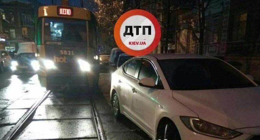 Черговий автохам заблокував рух трамваїв на Подолі (фото)
