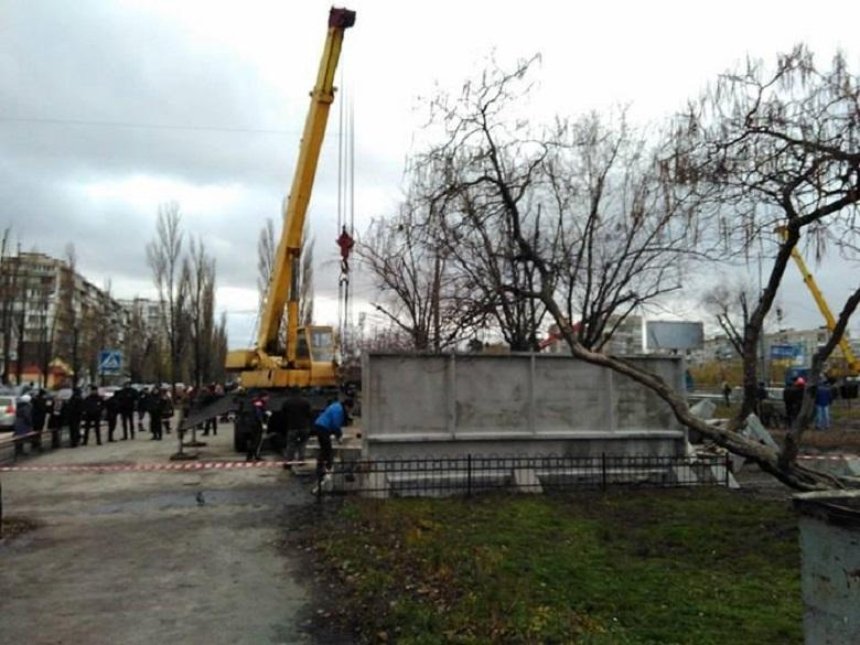 Противники незаконной стройки на Березняках перекрыли улицу (фото, видео)