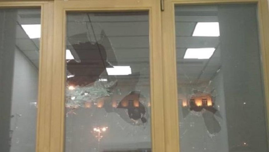 «Холодно же»: хулиганы побили окна в КГГА (фото) (обновлено)
