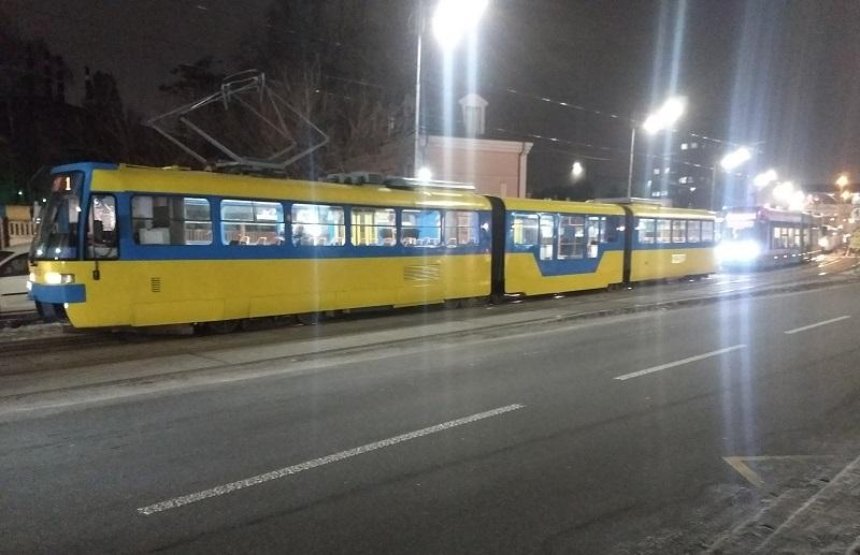 Грузовик временно заблокировал движение скоростного трамвая в Киеве (фото) 