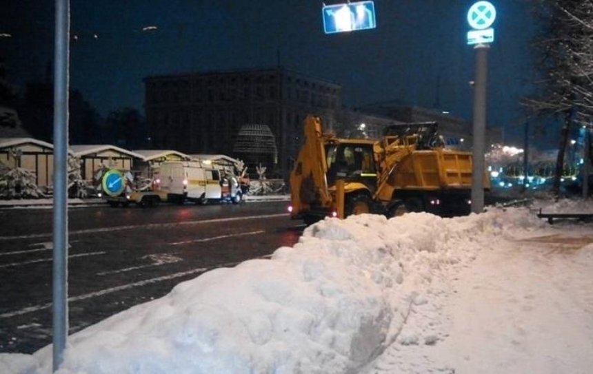 Дорожники продолжают расчистку города от снегопада, за минувшие сутки вывезли 2388 тонн снега — КГГА