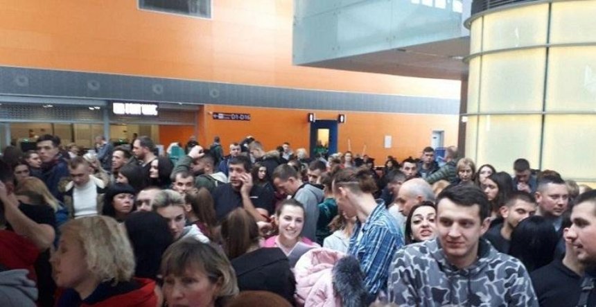 В «Борисполі» застрягли 200 пасажирів рейсу на єгипетський курорт (фото)