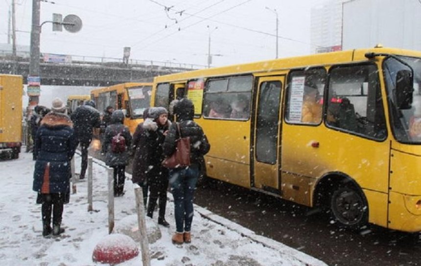В Киеве заметили водителя маршрутки справляющего нужду в салоне (фото)