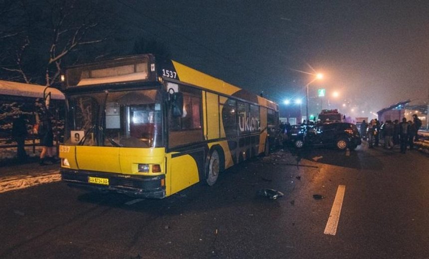 На Борщаговке произошло смертельное ДТП с автобусом и автомобилем (фото, видео, 18+)