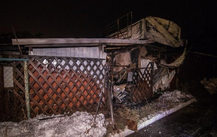 В Киеве горел ресторан на Лесном массиве (фото)