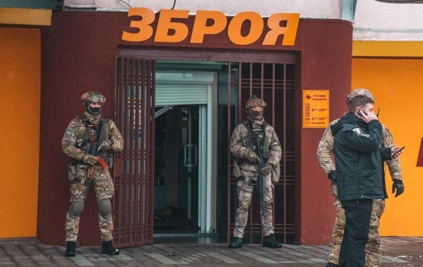 В Днепровском районе ограбили магазин оружия (фото)