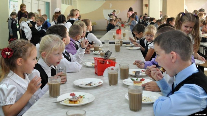 Тараканы и просроченные продукты: в Киеве повторно проверили школьные столовые