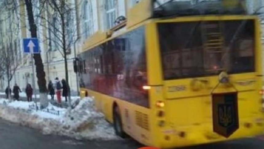 В центре столицы неуправляемый троллейбус вылетел на тротуар (фото, видео) (обновлено)