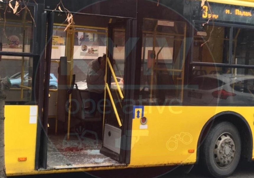 Киевлянин пробил головой окно в троллейбусе