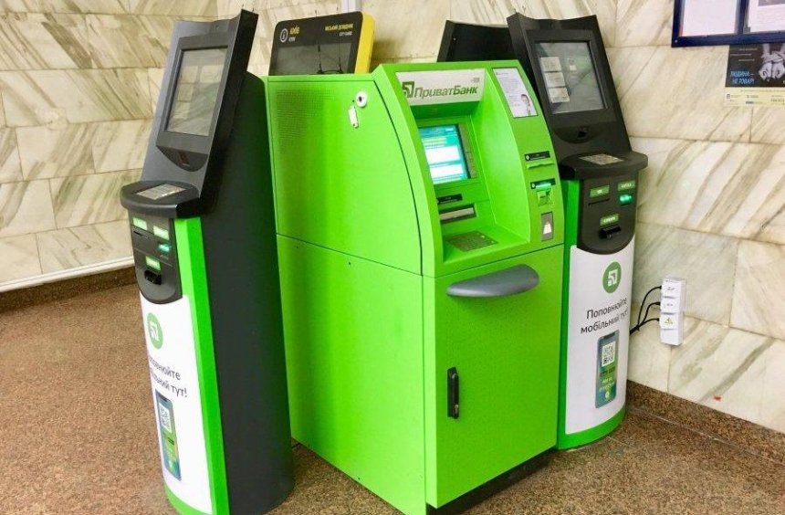 В киевском метро заработали банкоматы и терминалы «ПриватБанка»