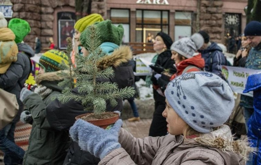 По Крещатику прошел новогодний эко-парад (фото)