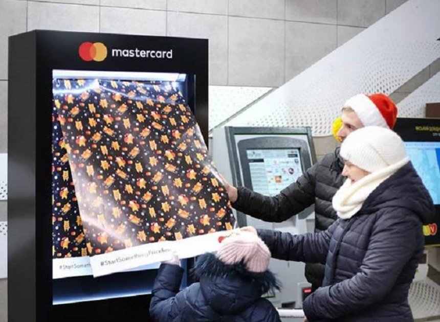 Киевляне смогут упаковать новогодние подарки в метро (фото)