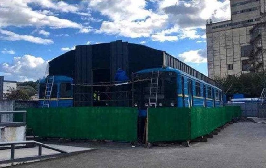 В Киеве строят хостел из вагонов метро (фото)