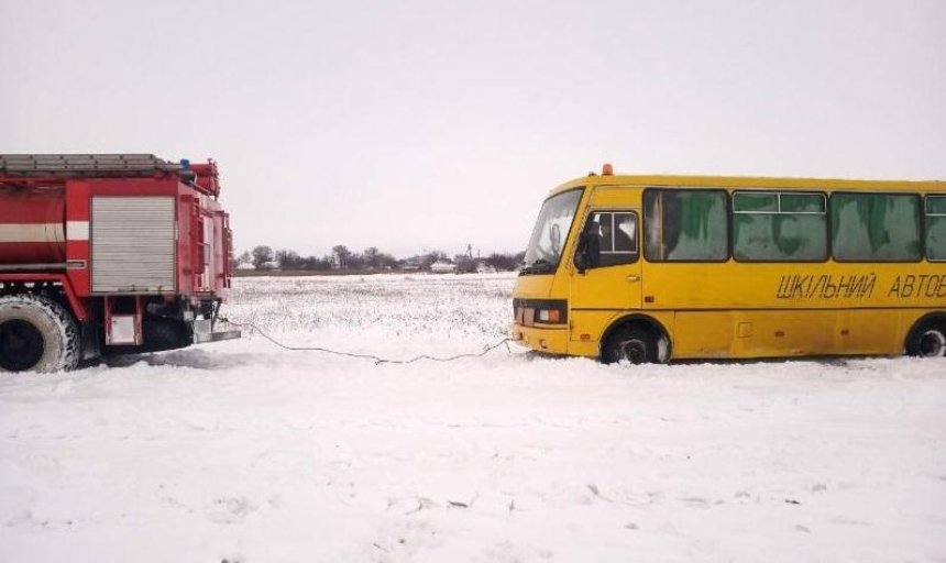 На Киевщине в снегу застрял автобус со школьниками (фото, видео)