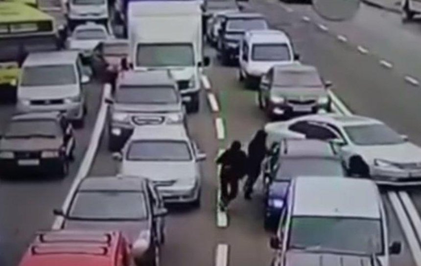 У водителя украли из машины 300 тысяч, пока он стоял в пробке (видео)
