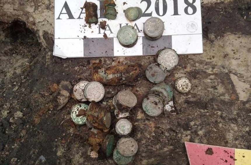 На Подолі знайшли скарб зі срібними монетами (фото)