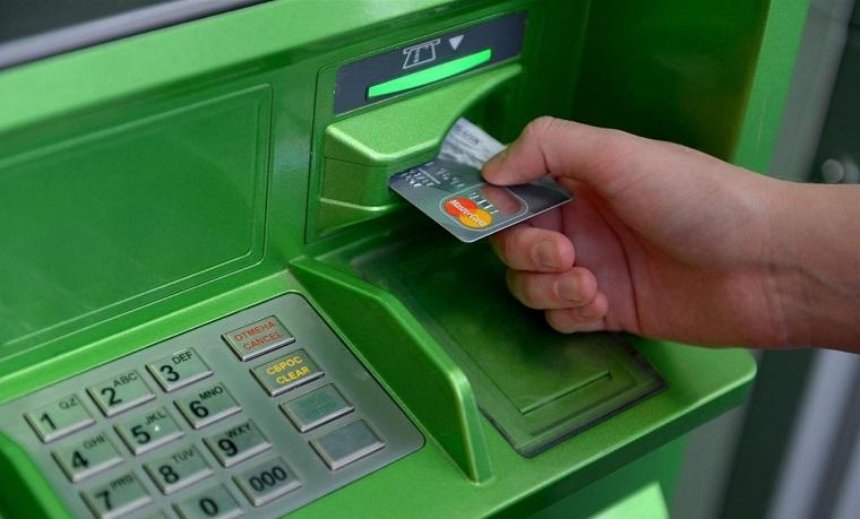 В столичном ТЦ мошенники воруют деньги с карт при помощи «накладок» на банкоматы (видео)