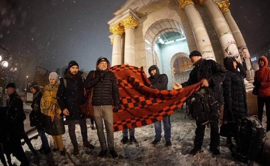 На Майдані відбувся протест з картатими пледами (фото, відео)