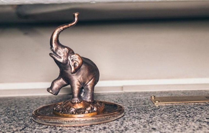 В столицу вернулся украденный миниатюрный слоник (фото)