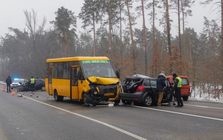 На выезде из Киева произошло ДТП с маршруткой (фото)