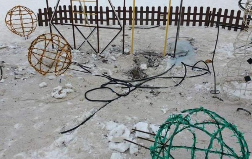 В Дарницком районе мужчина разломал новогоднюю фотозону (фото)
