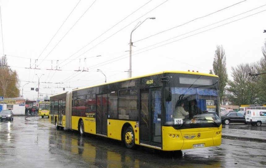 В Киеве заблокировано три автобусных маршрута